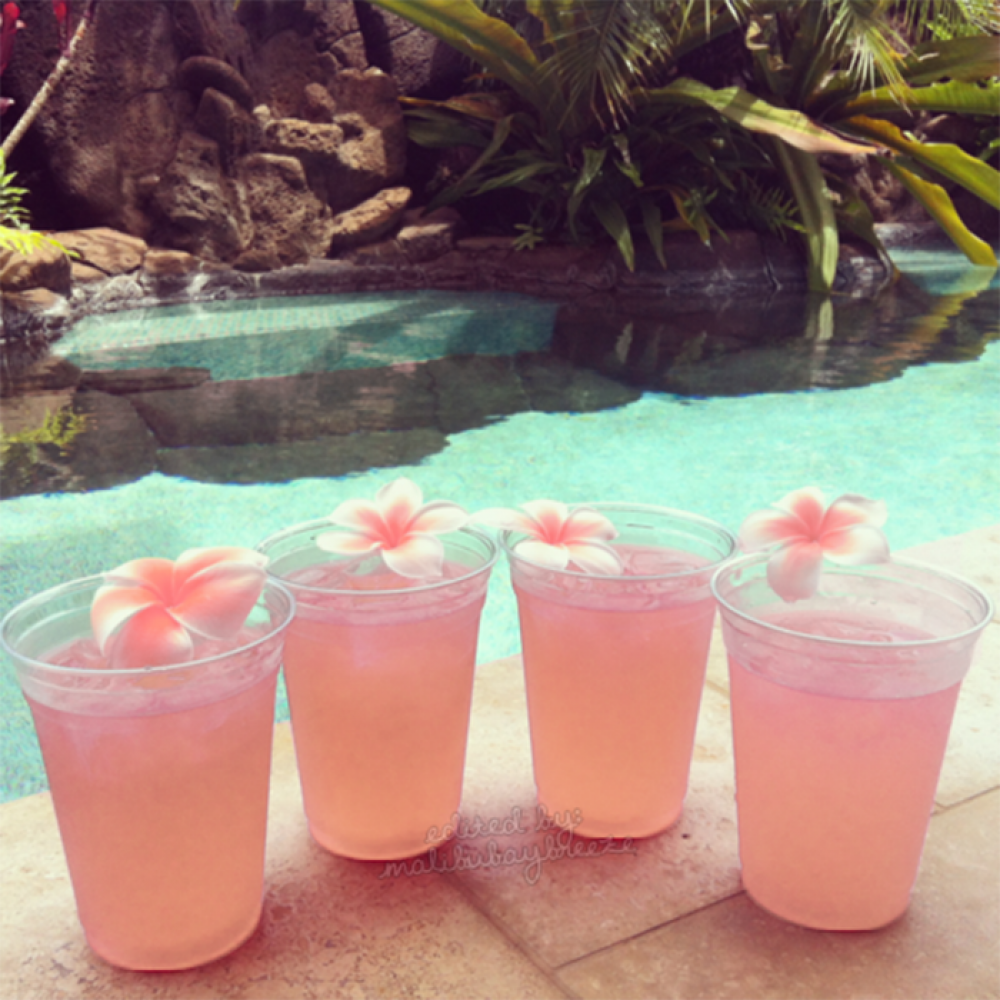 Коктейли розовые пляж. Лето коктейли. Розовая жизнь. Красивый розовый коктейль.